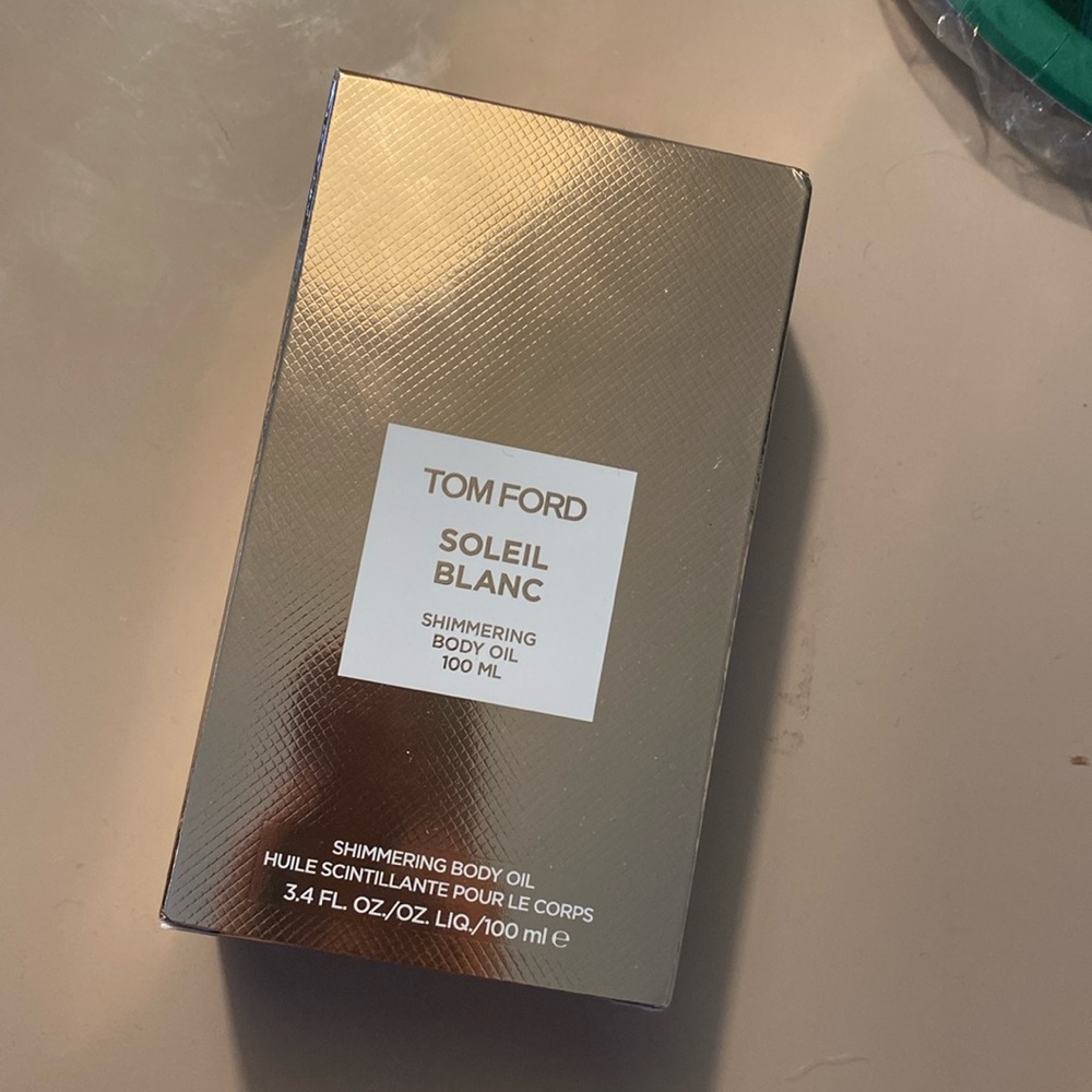 Shimmering body oil